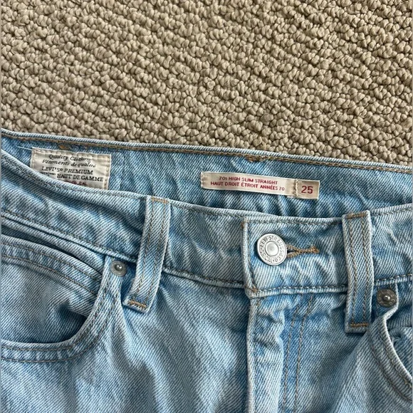 Levi Jeans. 70s high rise , slim straight - Picture 2 of 3